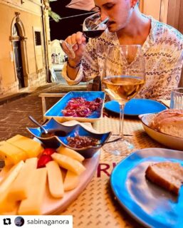 #Repost @sabinaganora 
• • • • • •
Aahhh, scialài! (𝘐 𝘦𝘯𝘫𝘰𝘺𝘦𝘥 𝘪𝘵)
 
➡️ #noto 

#sicily #italy #love #life #freedom #happiness #vibes #nature #sea #art #food #colors #travel #notobarocca #winelife #winenight #winebar #enoteca #enotecanoto #bere #winelovers