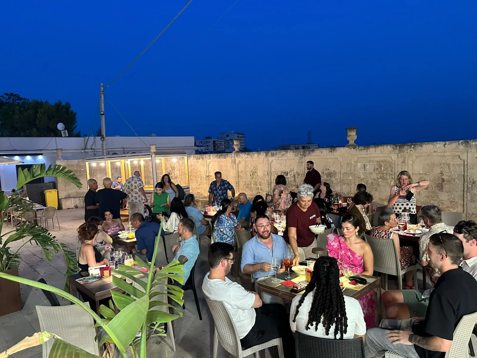 Pre-wedding americano nel dehors di RitroVino a Largo Porta Nazionale nel centro storico di Noto