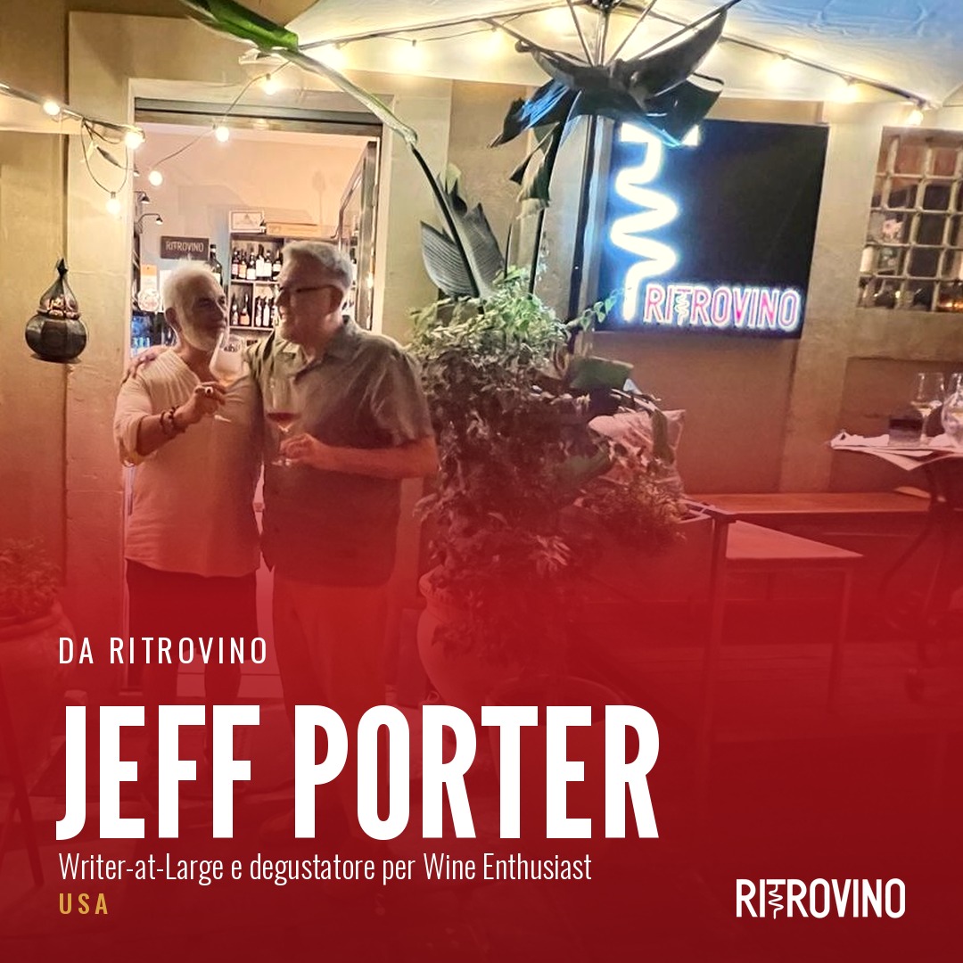 eff Porter e Gaetano Guacci con un calice di vino all'esterno dell'enoteca RitroVino a Noto