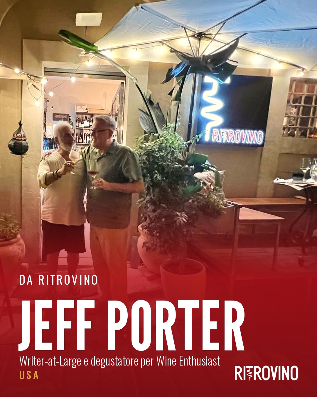 Jeff Porter di Wine Enthusiast brinda con Gaetano Guacci davanti all'ingresso di RitroVino a Noto