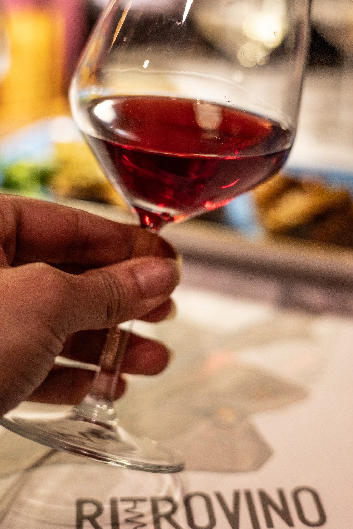 Calice di vino rosso in degustazione da RitroVino a Noto