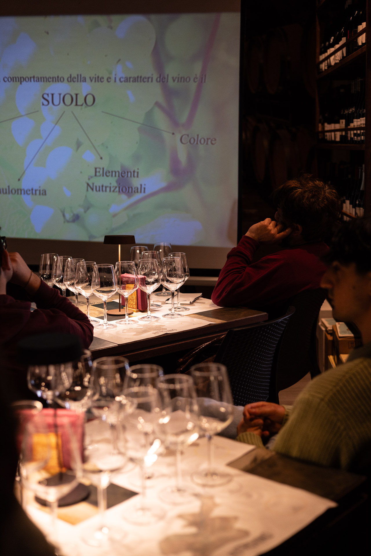 Partecipanti all'incontro di avvicinamento al vino da RitroVino a Noto, con i calici pronti per la degustazione e la proiezione sul ruolo del suolo nel carattere del vino
