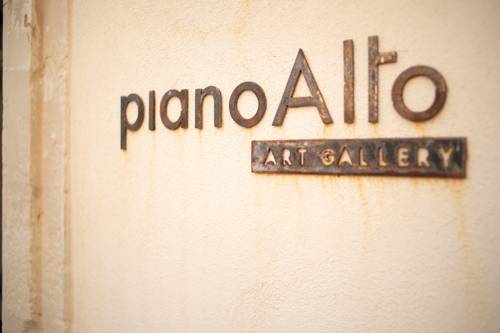 L'insegna della galleria pianoAlto a Noto