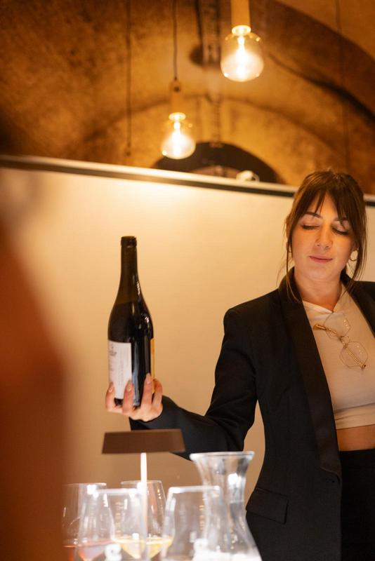 Presentazione di un vino durante un incontro di avvicinamento al vino da RitroVino a Noto